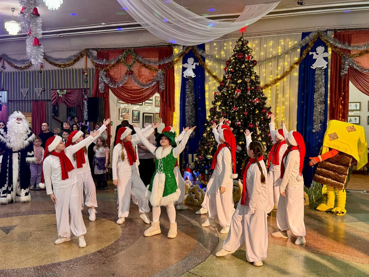 175 детей из семей участников специальной военной операции стали главными гостями Елки Главы района, которая прошла сегодня в Саратовском областном театре оперетты 175 детей из семей участников специальной военной операции стали главными гостями Елки Главы района, которая прошла сегодня в Саратовском областном театре оперетты