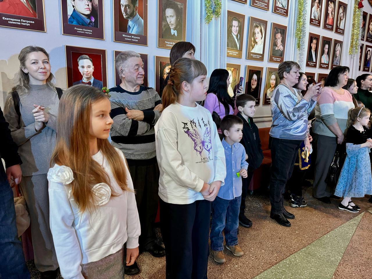 175 детей из семей участников специальной военной операции стали главными гостями Елки Главы района, которая прошла сегодня в Саратовском областном театре оперетты 175 детей из семей участников специальной военной операции стали главными гостями Елки Главы района, которая прошла сегодня в Саратовском областном театре оперетты