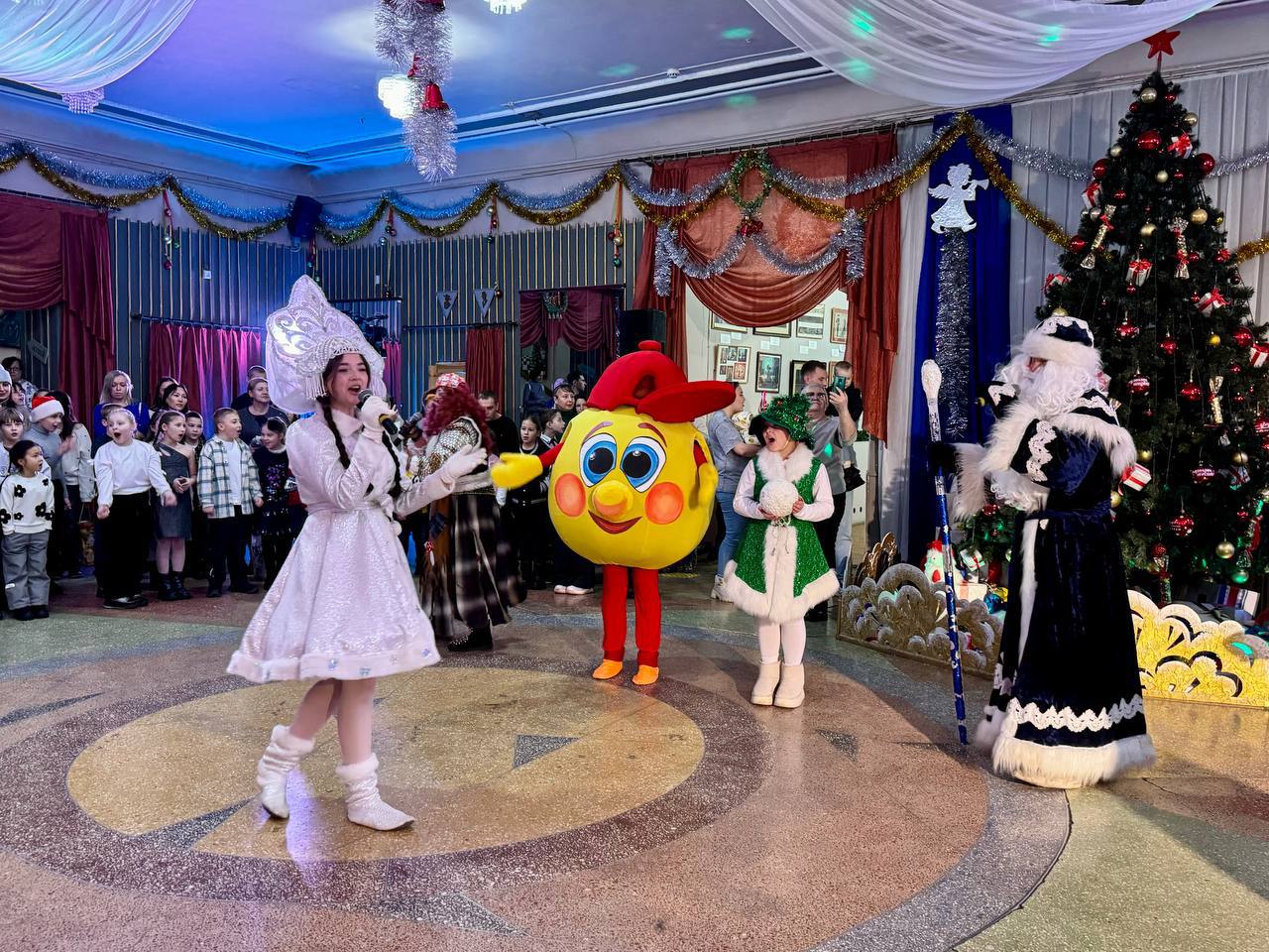 175 детей из семей участников специальной военной операции стали главными гостями Елки Главы района, которая прошла сегодня в Саратовском областном театре оперетты 175 детей из семей участников специальной военной операции стали главными гостями Елки Главы района, которая прошла сегодня в Саратовском областном театре оперетты