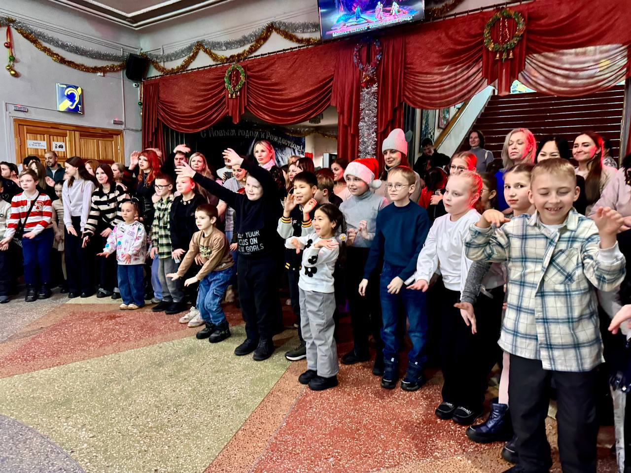 175 детей из семей участников специальной военной операции стали главными гостями Елки Главы района, которая прошла сегодня в Саратовском областном театре оперетты 175 детей из семей участников специальной военной операции стали главными гостями Елки Главы района, которая прошла сегодня в Саратовском областном театре оперетты