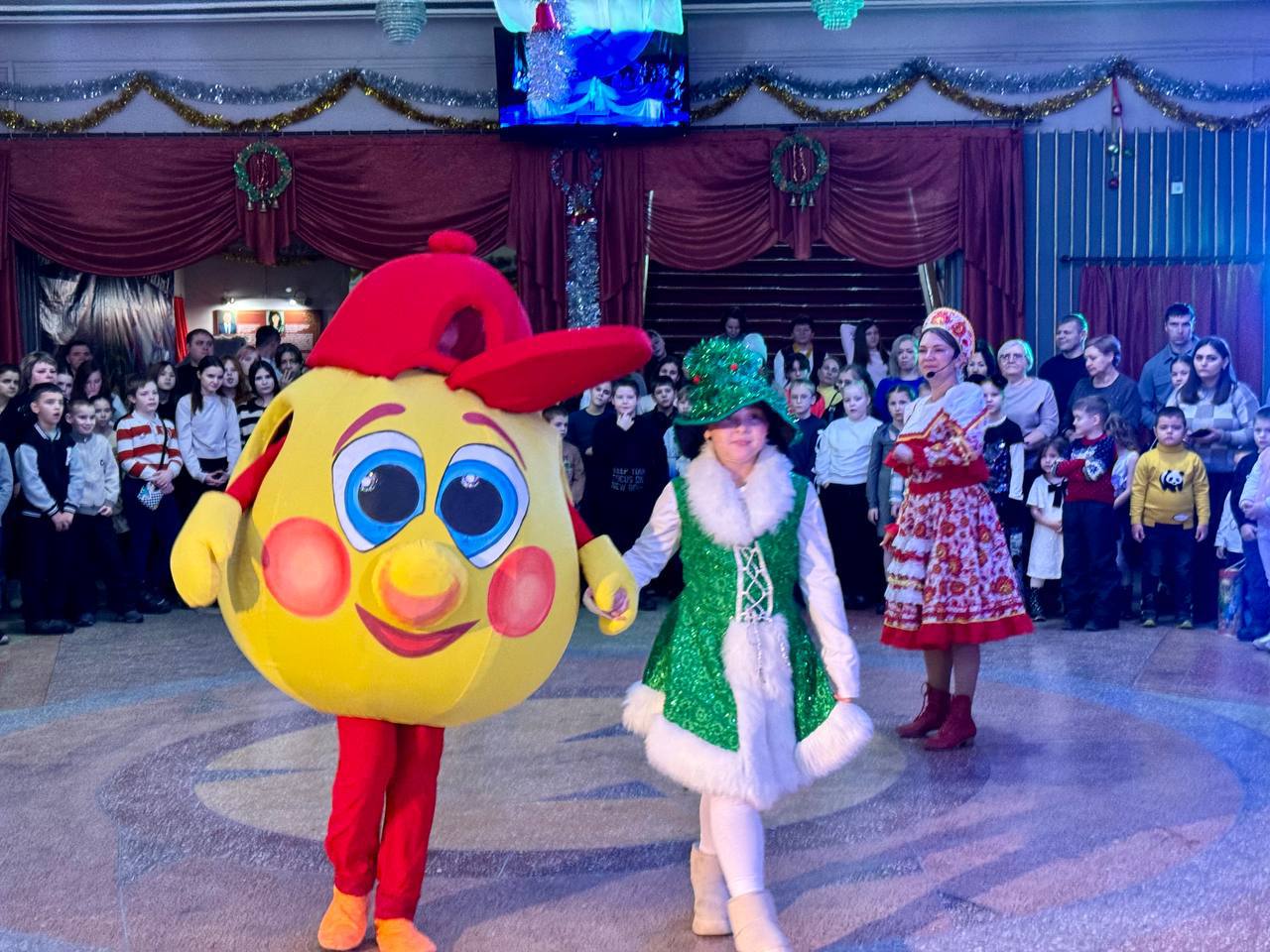 175 детей из семей участников специальной военной операции стали главными гостями Елки Главы района, которая прошла сегодня в Саратовском областном театре оперетты 175 детей из семей участников специальной военной операции стали главными гостями Елки Главы района, которая прошла сегодня в Саратовском областном театре оперетты