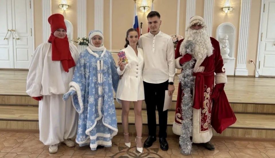 На свадьбу к покровчанам нагрянули Дед Мороз, Снегурочка и Снеговик