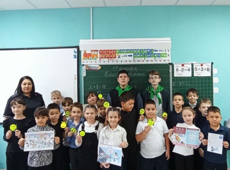 «Безопасный Новый год». Инспектор по пропаганде БДД отдела Госавтоинспекции ОМВД России по Ершовскому району младший лейтенант полиции Юлия Тасова в рамках профилактического мероприятия #ВниманиеЗимниеКаникулы посетила МОУ... «Безопасный Новый год». Инспектор по пропаганде БДД отдела Госавтоинспекции ОМВД России по Ершовскому району младший лейтенант полиции Юлия Тасова в рамках профилактического мероприятия #ВниманиеЗимниеКаникулы посетила МОУ...