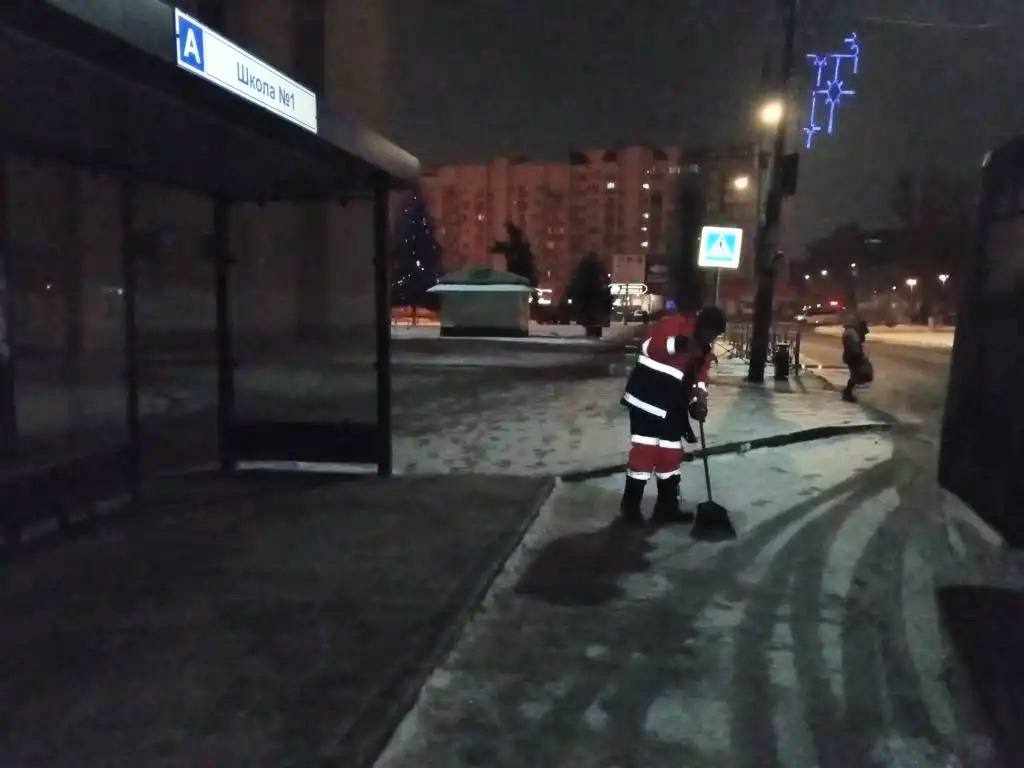 Работы по уборке и вывозу снежных масс с улиц города ведутся в круглосуточном режиме Работы по уборке и вывозу снежных масс с улиц города ведутся в круглосуточном режиме