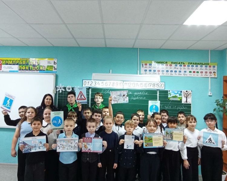 «Безопасный Новый год». Инспектор по пропаганде БДД отдела Госавтоинспекции ОМВД России по Ершовскому району младший лейтенант полиции Юлия Тасова в рамках профилактического мероприятия #ВниманиеЗимниеКаникулы посетила МОУ... «Безопасный Новый год». Инспектор по пропаганде БДД отдела Госавтоинспекции ОМВД России по Ершовскому району младший лейтенант полиции Юлия Тасова в рамках профилактического мероприятия #ВниманиеЗимниеКаникулы посетила МОУ...