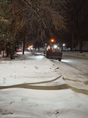 Пока большинство жителей спят, коммунальная техника убирает и посыпает пескосоляной смесью улицы города Балаково