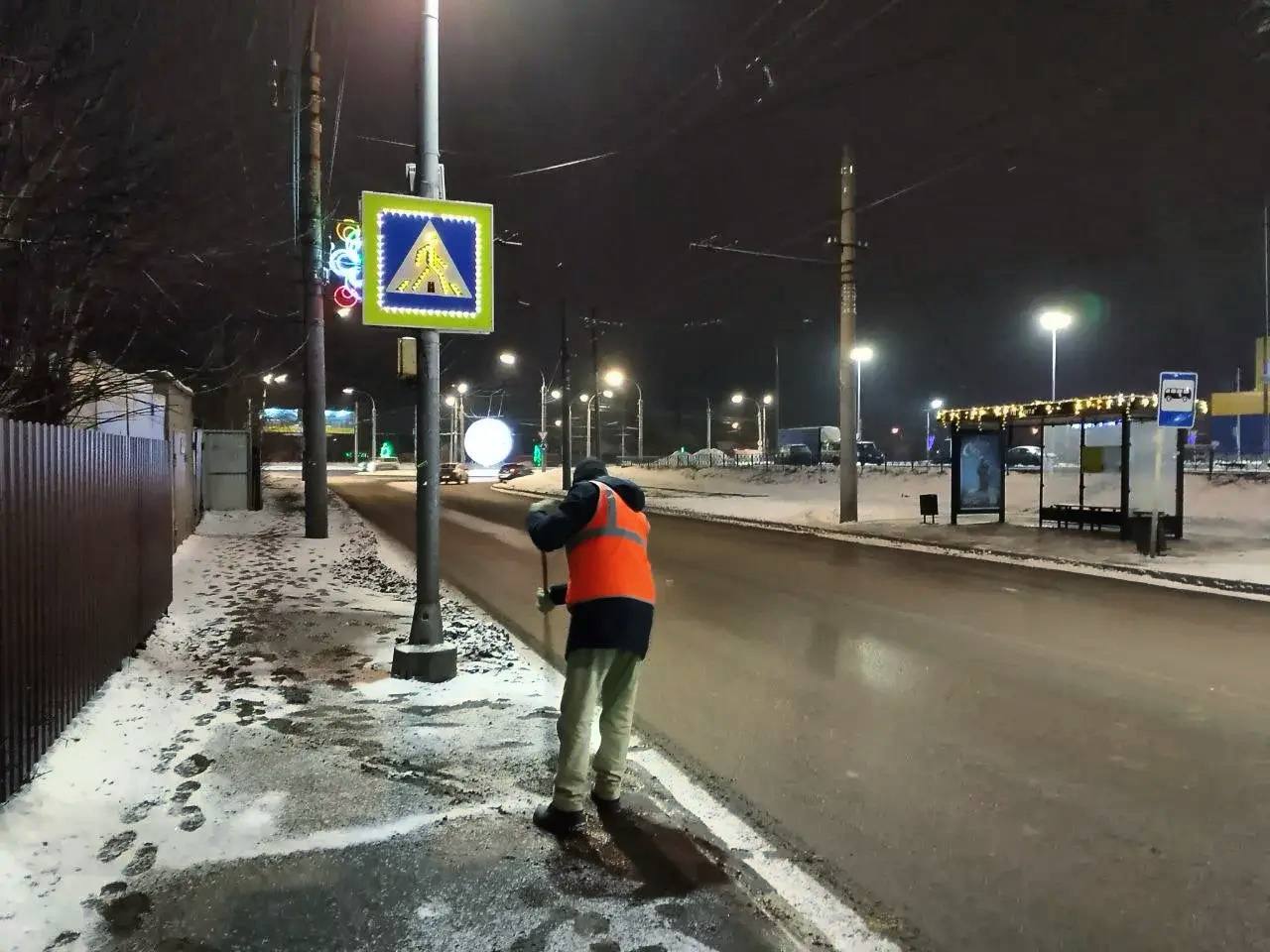 Работы по уборке и вывозу снежных масс с улиц города ведутся в круглосуточном режиме Работы по уборке и вывозу снежных масс с улиц города ведутся в круглосуточном режиме