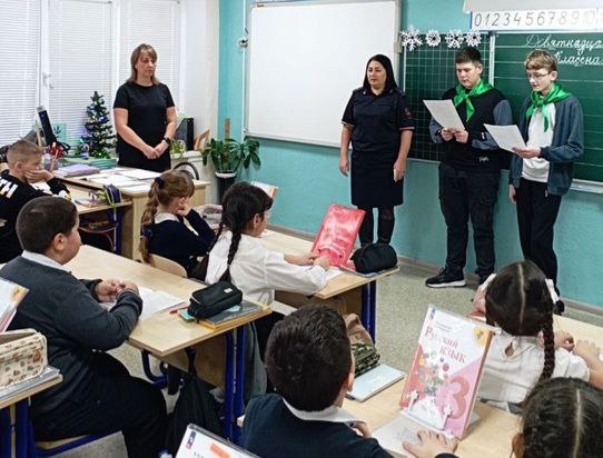 «Безопасный Новый год». Инспектор по пропаганде БДД отдела Госавтоинспекции ОМВД России по Ершовскому району младший лейтенант полиции Юлия Тасова в рамках профилактического мероприятия #ВниманиеЗимниеКаникулы посетила МОУ...