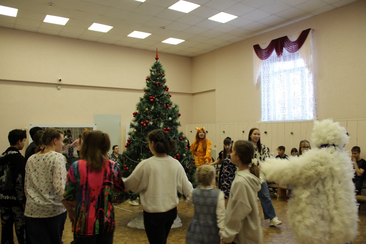 Добрая традиция: сотрудники библиотеки подарили праздник детям