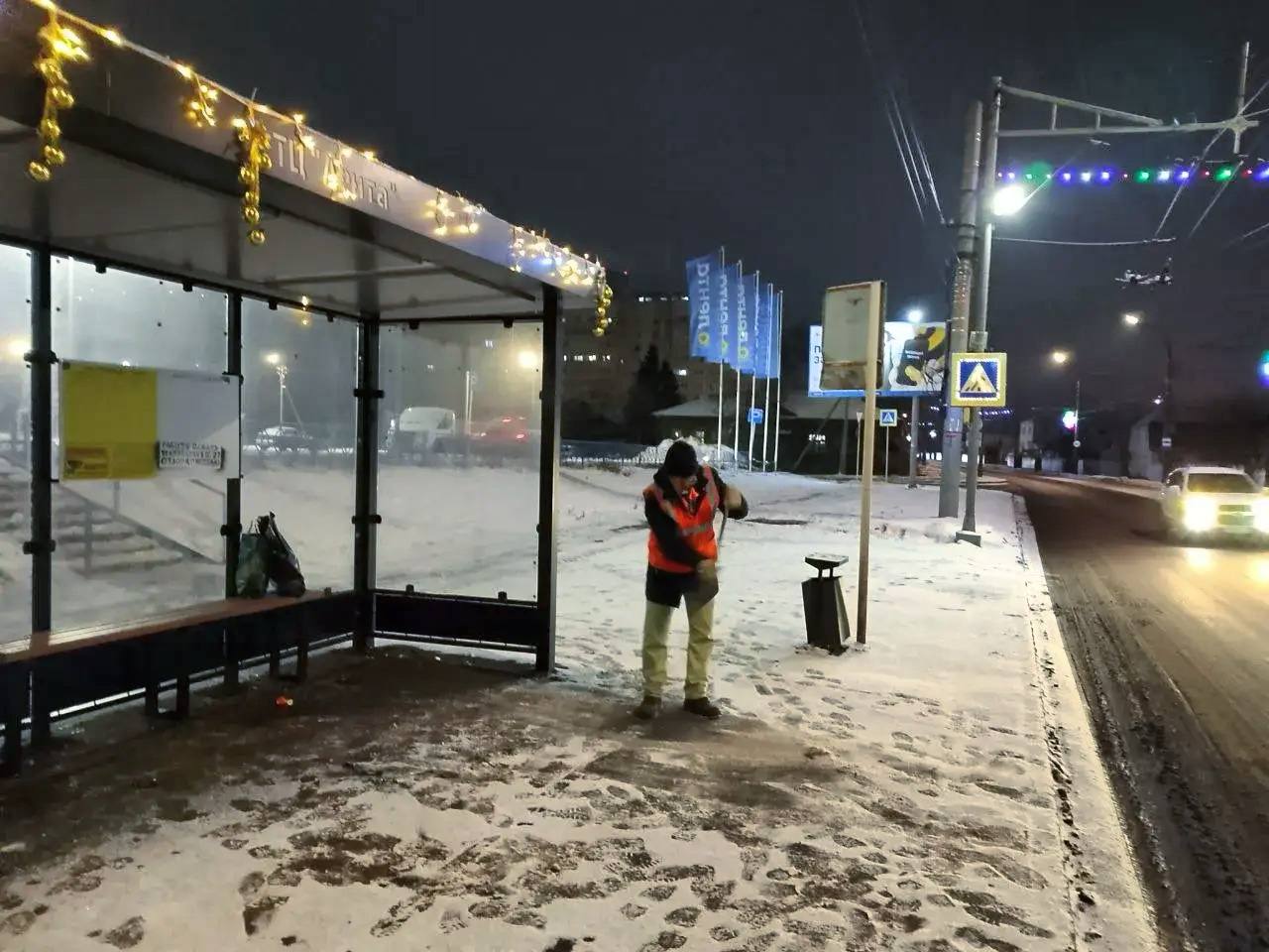 Работы по уборке и вывозу снежных масс с улиц города ведутся в круглосуточном режиме Работы по уборке и вывозу снежных масс с улиц города ведутся в круглосуточном режиме