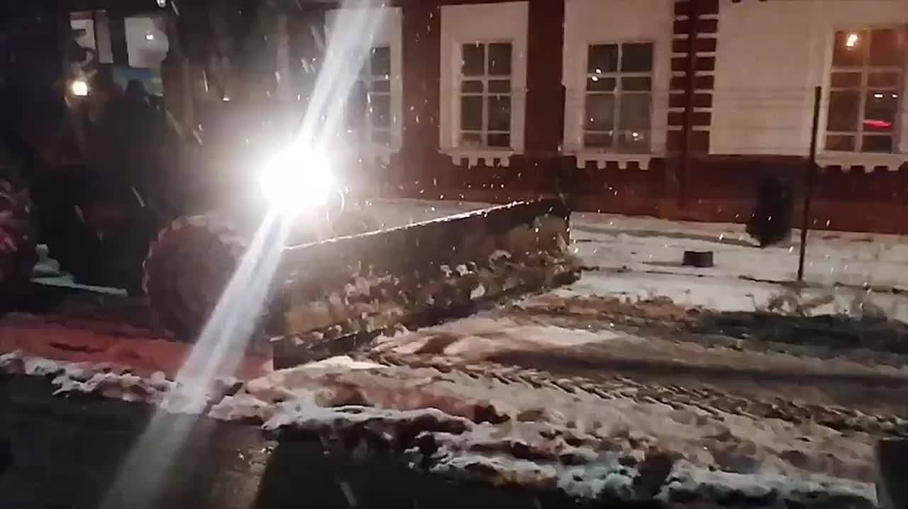 Работы по уборке и вывозу снежных масс с улиц города ведутся в круглосуточном режиме