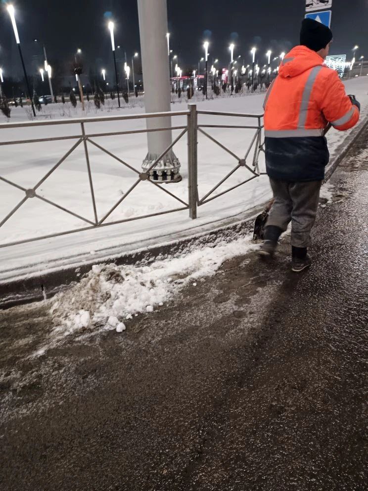 Работа по борьбе с последствиями снегопада ведется в непрерывном режиме Работа по борьбе с последствиями снегопада ведется в непрерывном режиме