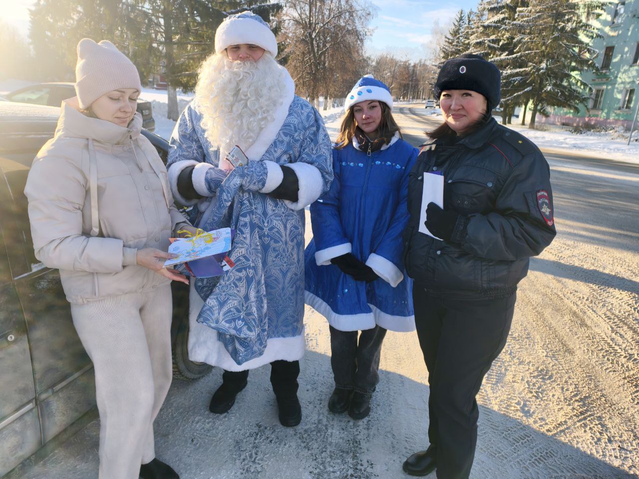 Сотрудники Госавтоинспекции продолжают поздравлять жителей с наступающим Новым Годом
