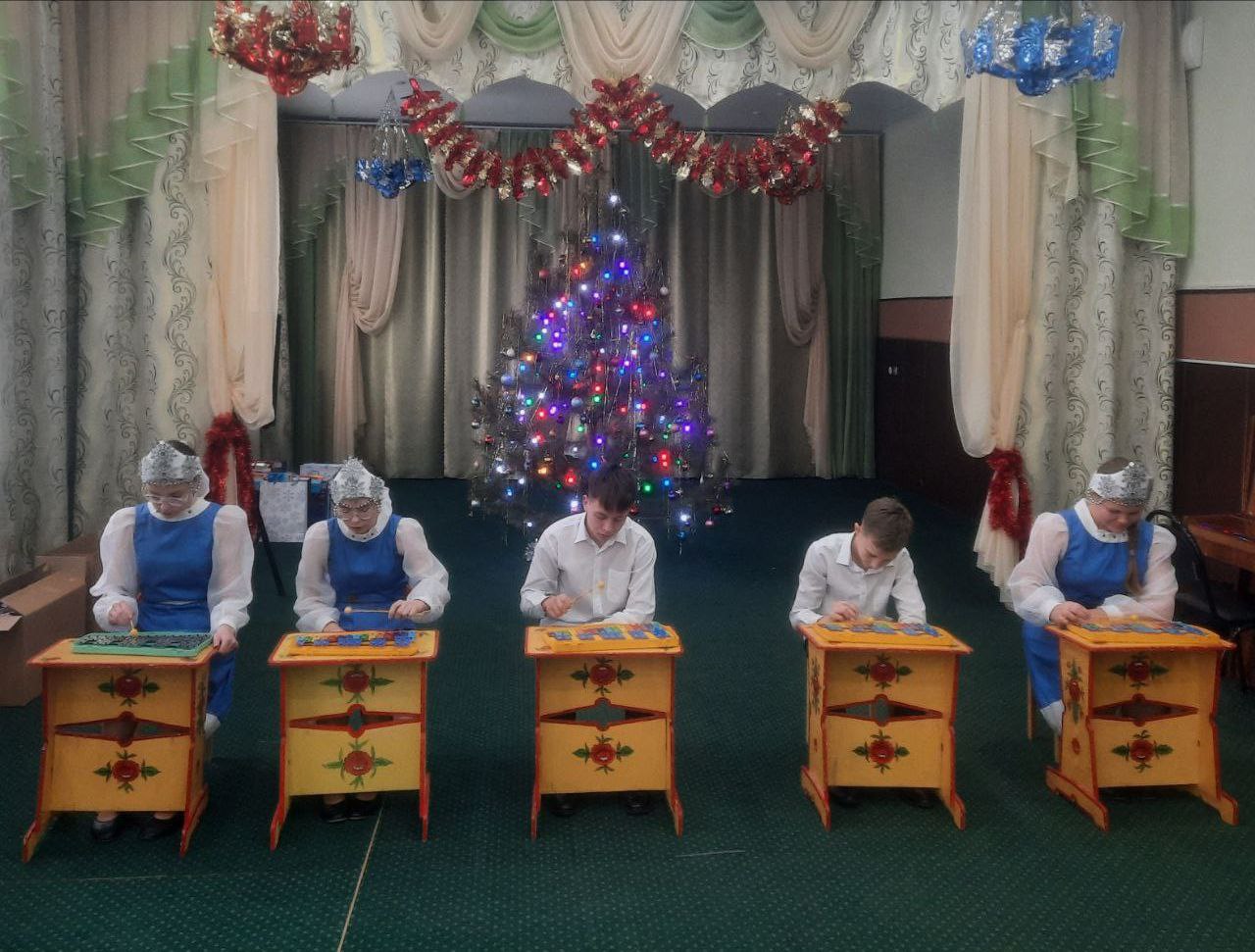 По сложившейся многолетней доброй традиции работники прокуратуры Саратовской области поздравили с наступающим Новым 2026 годом мальчишек и девчонок из подшефного Центра в Красноармейске По сложившейся многолетней доброй традиции работники прокуратуры Саратовской области поздравили с наступающим Новым 2026 годом мальчишек и девчонок из подшефного Центра в Красноармейске