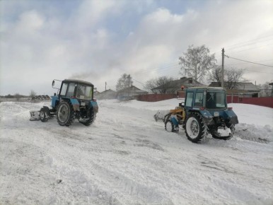 В муниципальных образованиях Энгельсского района на уборку территорий от снега вышла вся имеющаяся техника