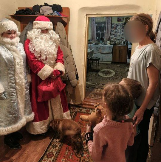 В Саратовской области в рамках всероссийской акции #ПолицейскийДедМороз полицейские поздравляют детвору с Новым годом В Саратовской области в рамках всероссийской акции #ПолицейскийДедМороз полицейские поздравляют детвору с Новым годом