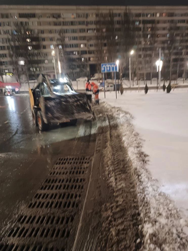 Работа по борьбе с последствиями снегопада ведется в непрерывном режиме Работа по борьбе с последствиями снегопада ведется в непрерывном режиме