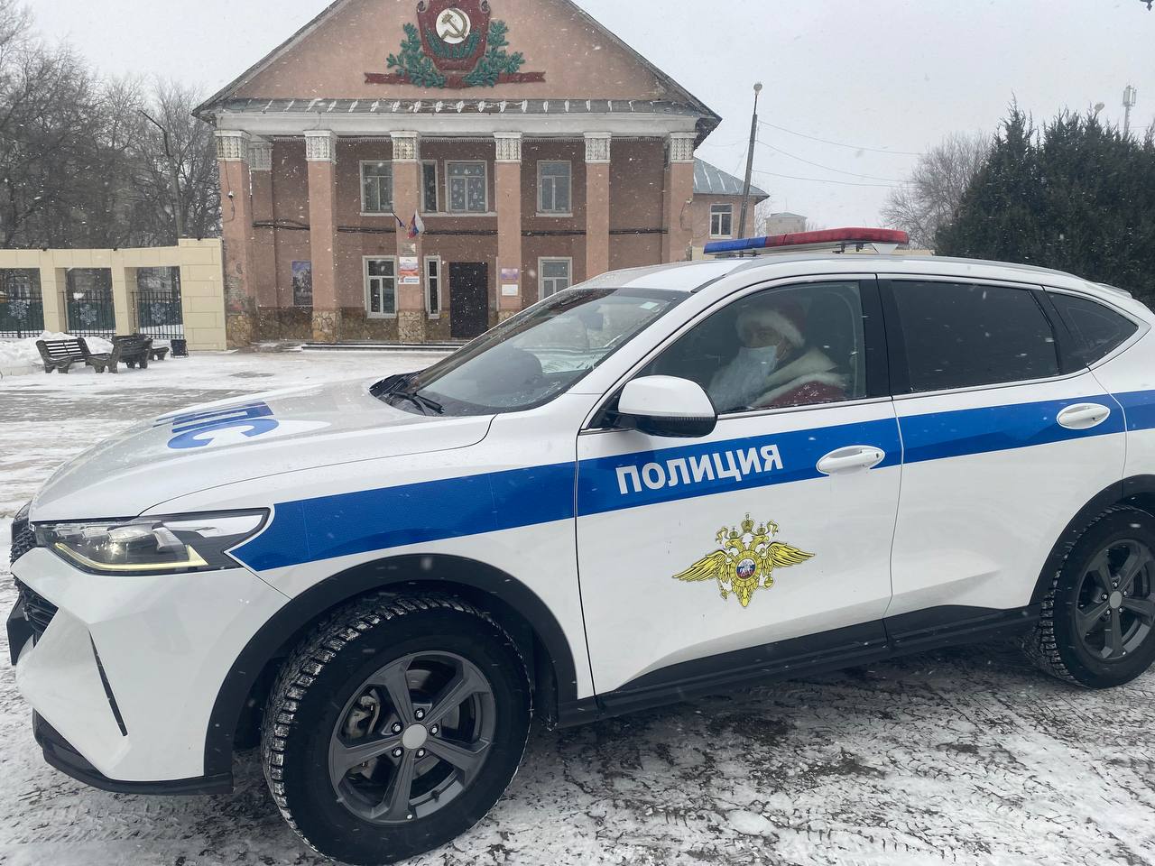 Сотрудники Госавтоинспекции продолжают поздравлять жителей с наступающим Новым Годом Сотрудники Госавтоинспекции продолжают поздравлять жителей с наступающим Новым Годом