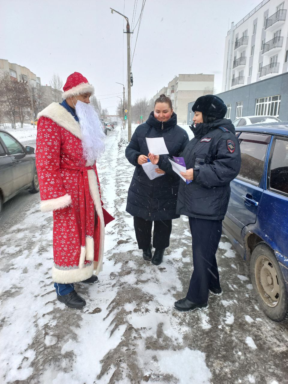 Сотрудники Госавтоинспекции продолжают поздравлять жителей с наступающим Новым Годом Сотрудники Госавтоинспекции продолжают поздравлять жителей с наступающим Новым Годом
