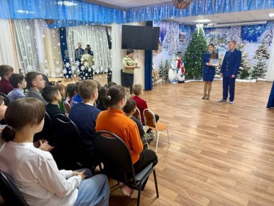 2Прокуратура города Энгельса поздравила воспитанников и сотрудников ГБУ СО СРЦ "Надежда" с наступающим Новым годом