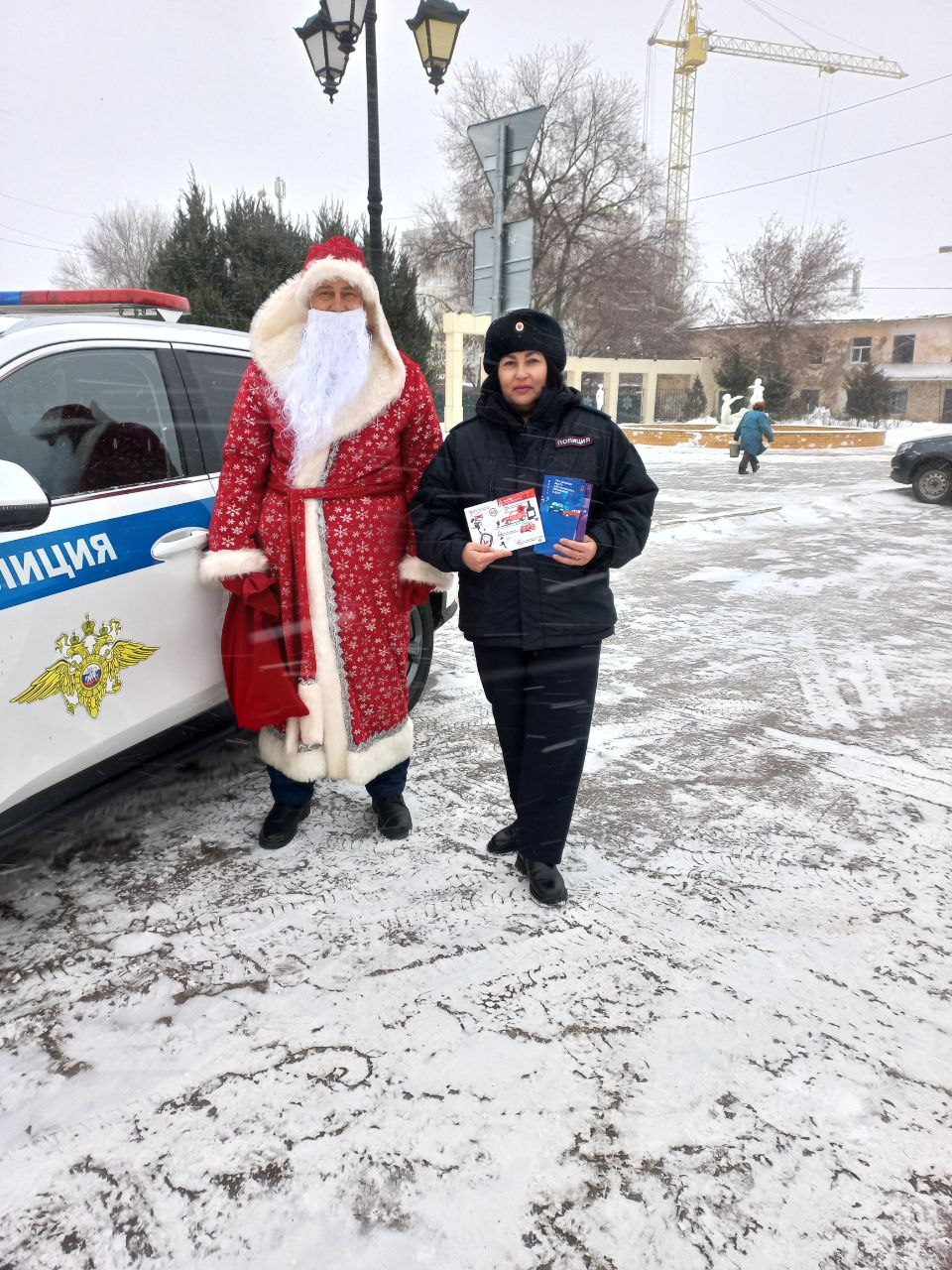 Сотрудники Госавтоинспекции продолжают поздравлять жителей с наступающим Новым Годом Сотрудники Госавтоинспекции продолжают поздравлять жителей с наступающим Новым Годом