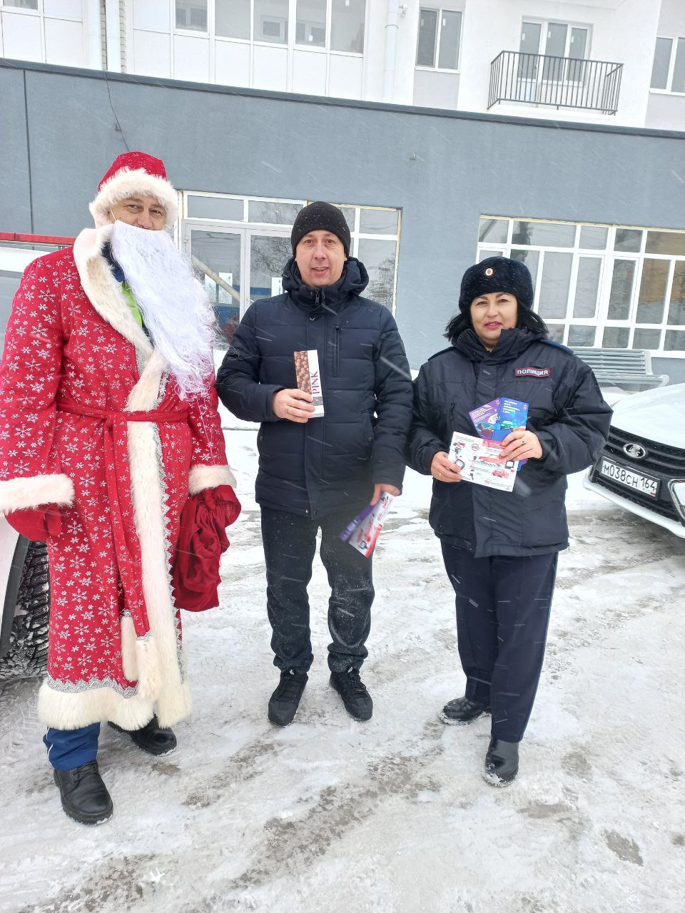 Сотрудники Госавтоинспекции продолжают поздравлять жителей с наступающим Новым Годом Сотрудники Госавтоинспекции продолжают поздравлять жителей с наступающим Новым Годом