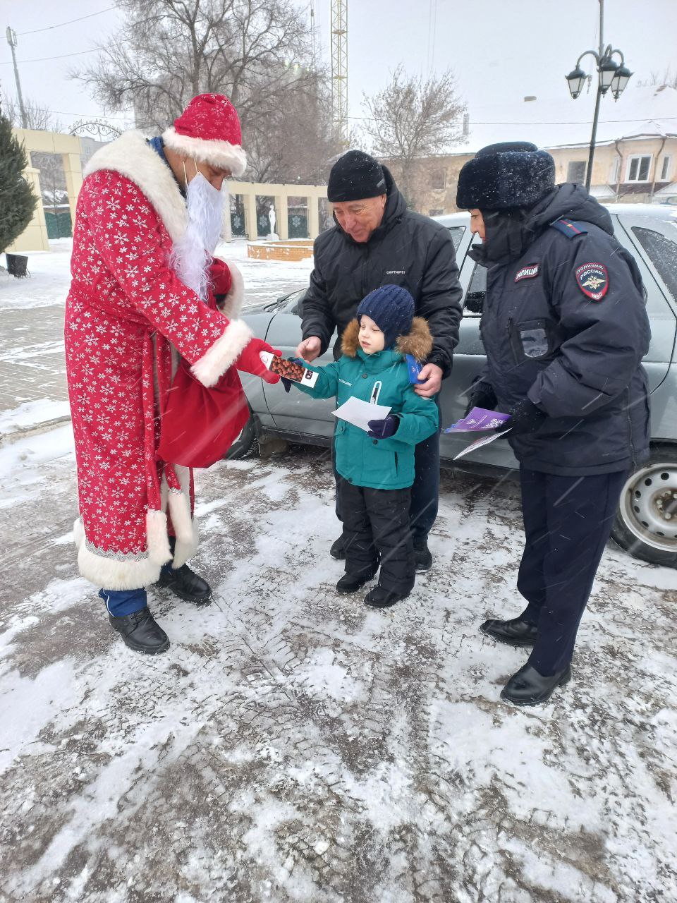 Сотрудники Госавтоинспекции продолжают поздравлять жителей с наступающим Новым Годом Сотрудники Госавтоинспекции продолжают поздравлять жителей с наступающим Новым Годом