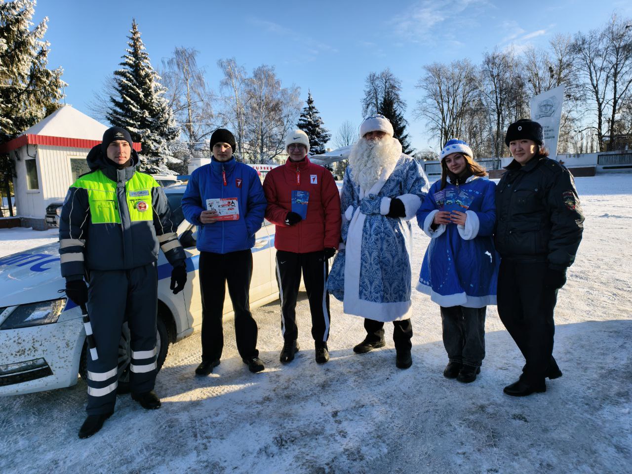 Сотрудники Госавтоинспекции продолжают поздравлять жителей с наступающим Новым Годом Сотрудники Госавтоинспекции продолжают поздравлять жителей с наступающим Новым Годом