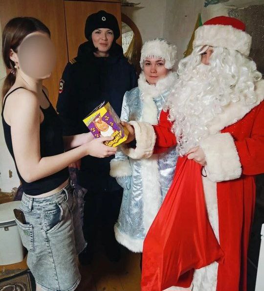 В Саратовской области в рамках всероссийской акции #ПолицейскийДедМороз полицейские поздравляют детвору с Новым годом В Саратовской области в рамках всероссийской акции #ПолицейскийДедМороз полицейские поздравляют детвору с Новым годом
