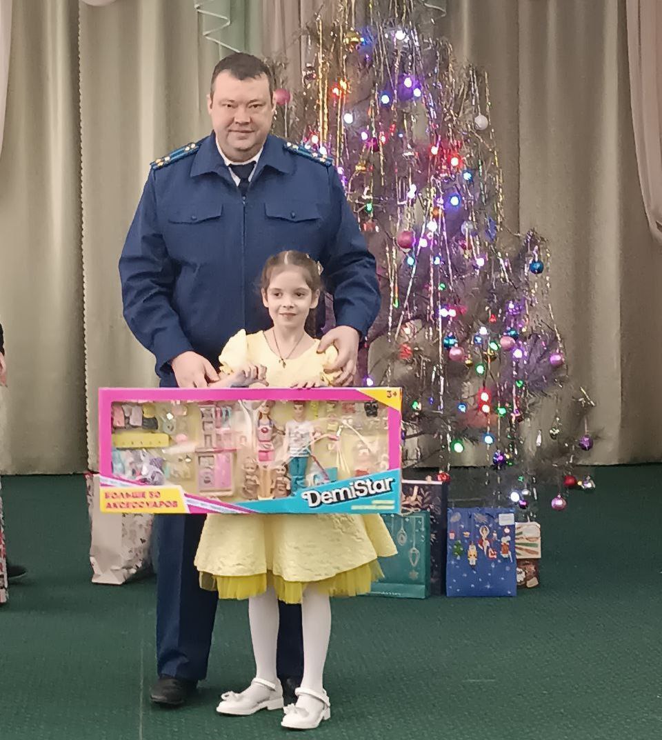 По сложившейся многолетней доброй традиции работники прокуратуры Саратовской области поздравили с наступающим Новым 2026 годом мальчишек и девчонок из подшефного Центра в Красноармейске По сложившейся многолетней доброй традиции работники прокуратуры Саратовской области поздравили с наступающим Новым 2026 годом мальчишек и девчонок из подшефного Центра в Красноармейске