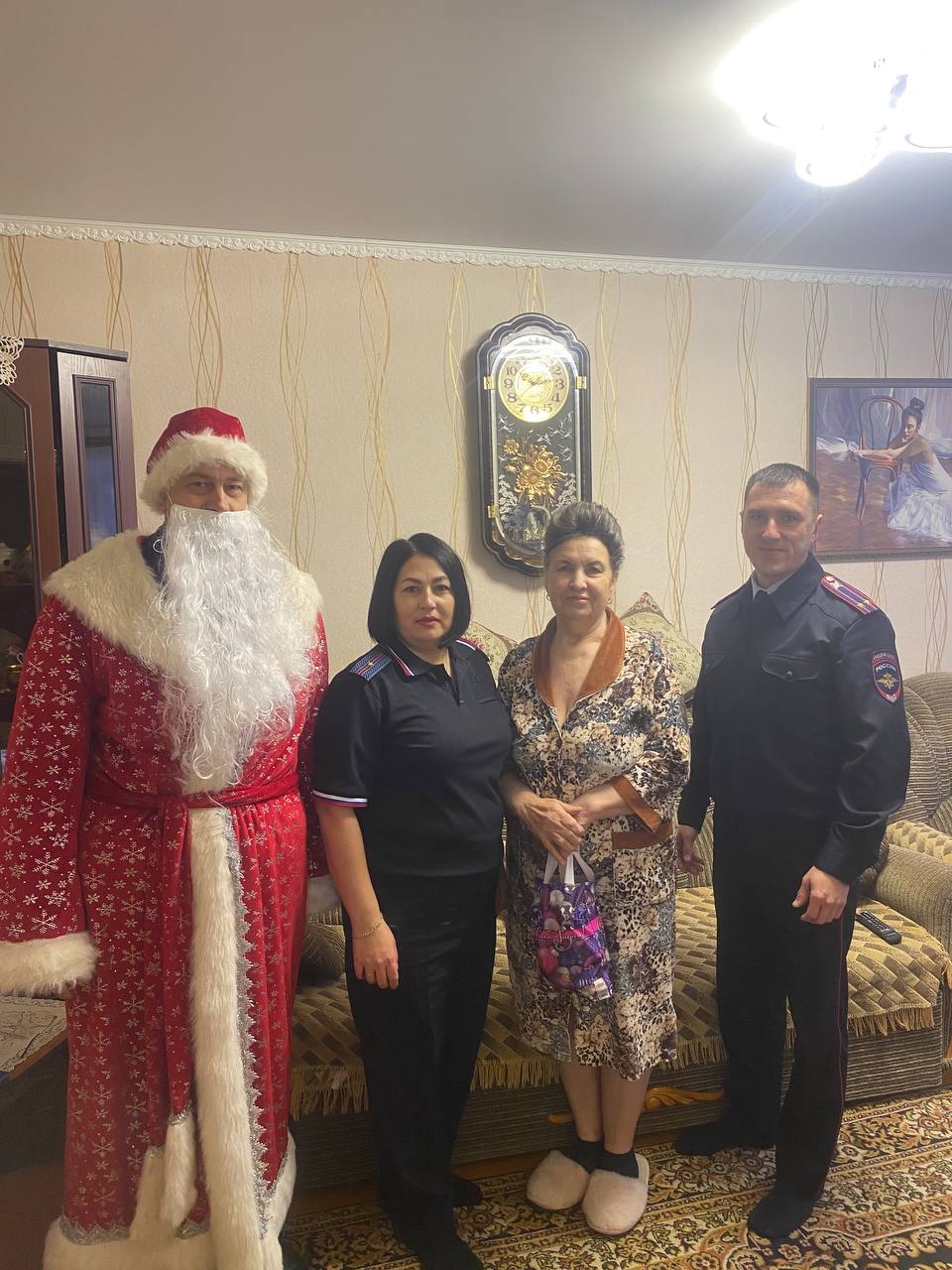 Сотрудники Госавтоинспекции продолжают поздравлять жителей с наступающим Новым Годом Сотрудники Госавтоинспекции продолжают поздравлять жителей с наступающим Новым Годом