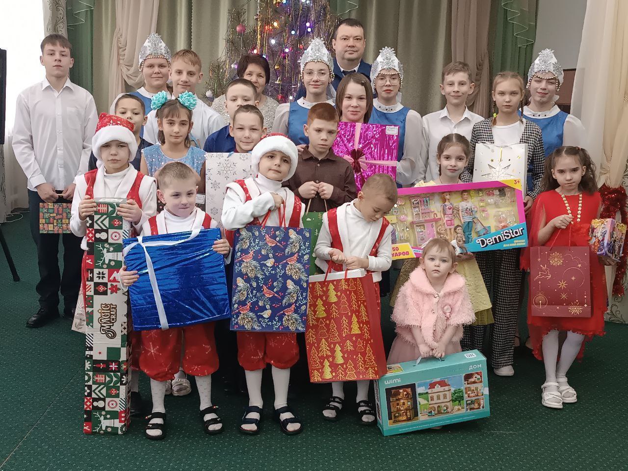 По сложившейся многолетней доброй традиции работники прокуратуры Саратовской области поздравили с наступающим Новым 2026 годом мальчишек и девчонок из подшефного Центра в Красноармейске