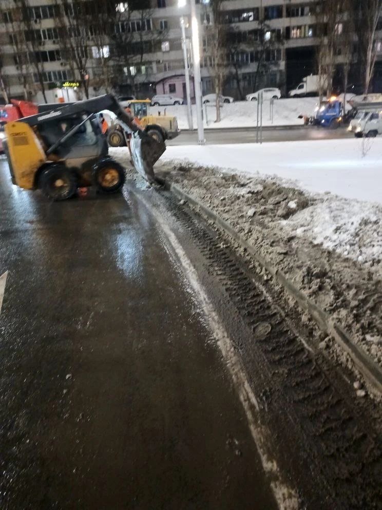 Работа по борьбе с последствиями снегопада ведется в непрерывном режиме Работа по борьбе с последствиями снегопада ведется в непрерывном режиме