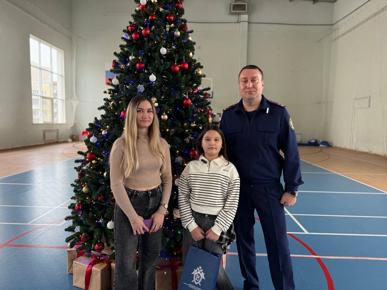 Сотрудники следственного управления Следственного комитета России по Саратовской области продолжают исполнять мечты детей в рамках акции «Ёлка желаний» Сотрудники следственного управления Следственного комитета России по Саратовской области продолжают исполнять мечты детей в рамках акции «Ёлка желаний»