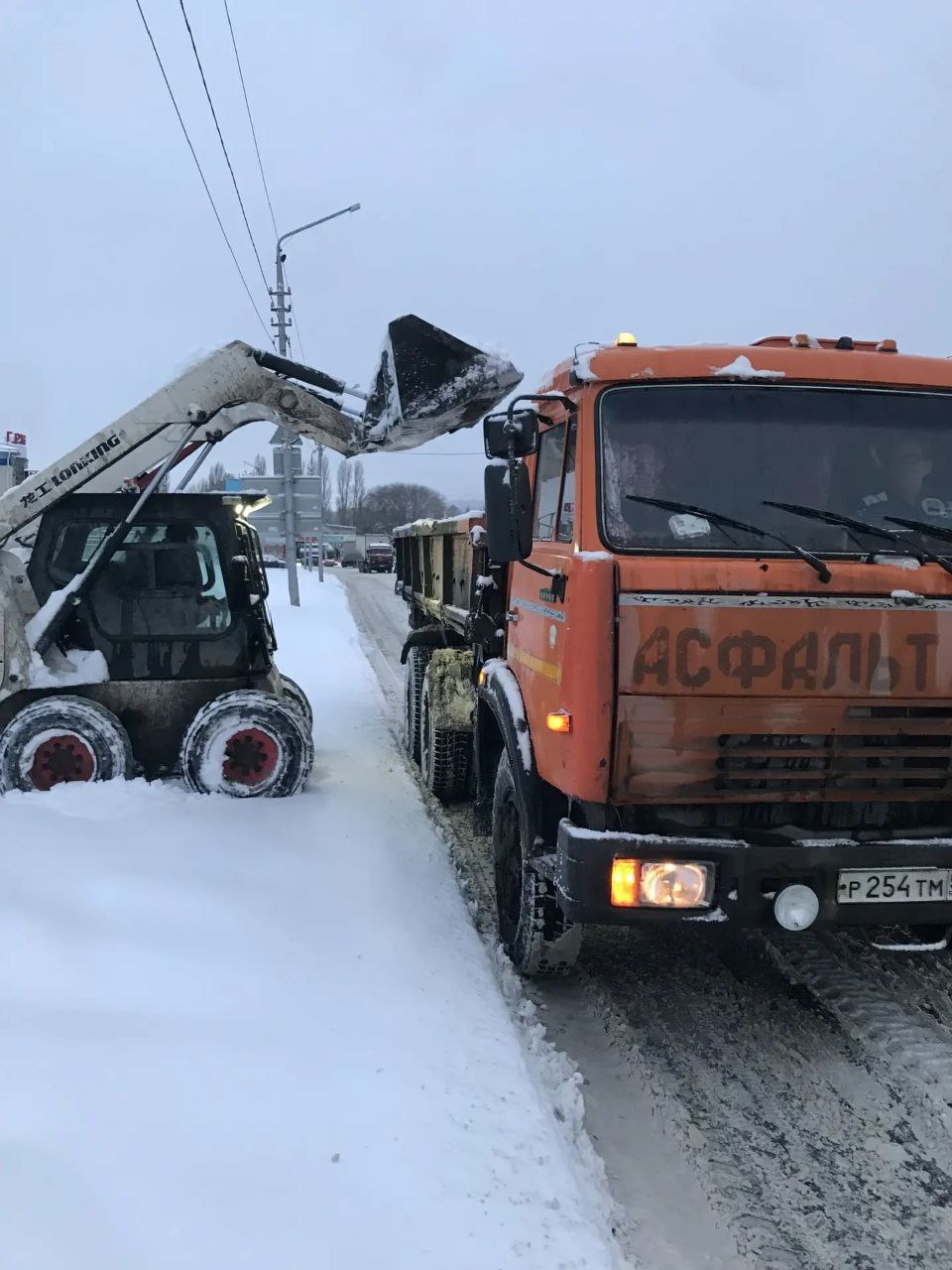 Работа по борьбе с последствиями снегопада ведется в непрерывном режиме