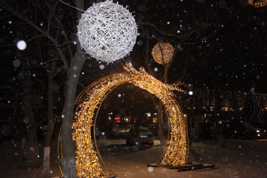 Зимняя сказка. Саратов нарядился снегом и новогодними гирляндами Зимняя сказка. Саратов нарядился снегом и новогодними гирляндами