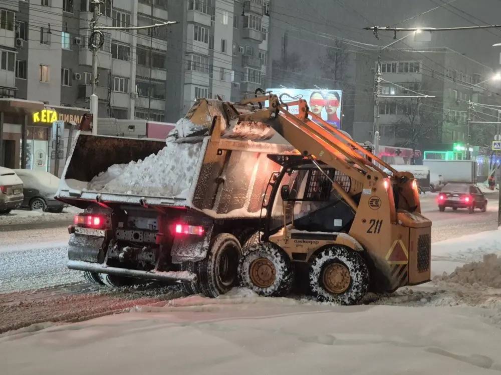 На дорогах области продолжает работать спецтехника