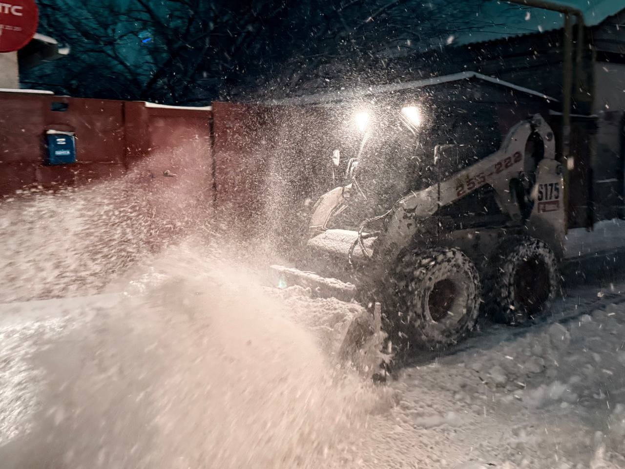 На дорогах области продолжает работать спецтехника На дорогах области продолжает работать спецтехника