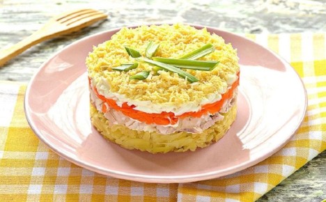 Праздничная мимоза: как привычный салат обретает новый облик с курицей