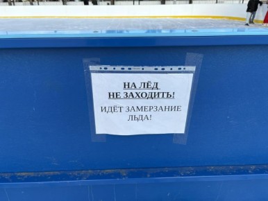 На центральной площади дополнительно проливают каток, чтобы выровнять поверхностный слой