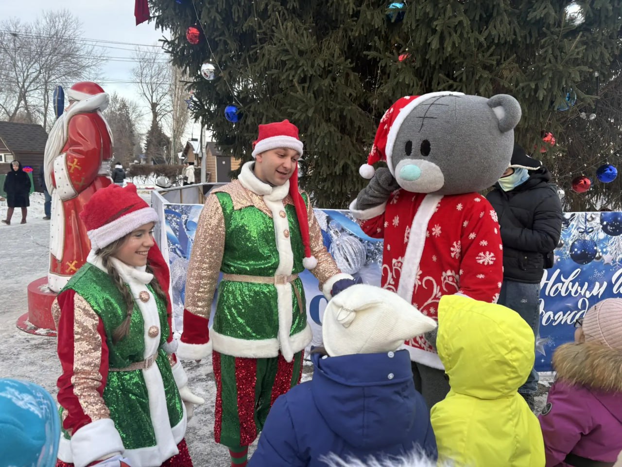 Новогодние представления у главной Елки на площади продолжаются! Новогодние представления у главной Елки на площади продолжаются!