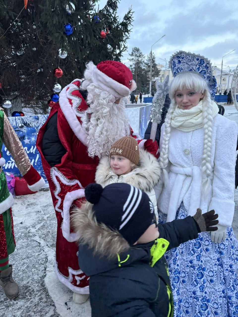 Новогодние представления у главной Елки на площади продолжаются! Новогодние представления у главной Елки на площади продолжаются!