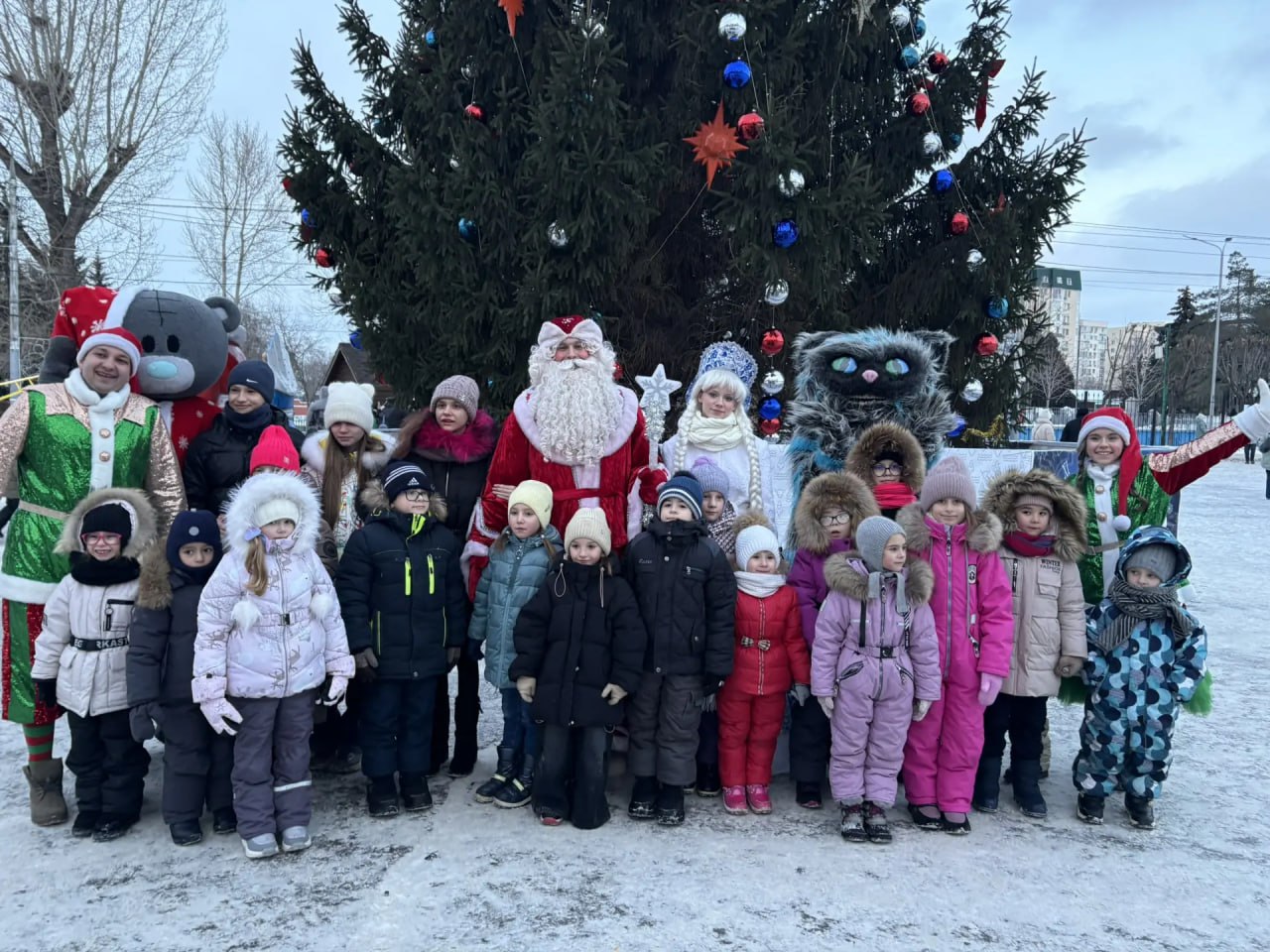 Новогодние представления у главной Елки на площади продолжаются! Новогодние представления у главной Елки на площади продолжаются!