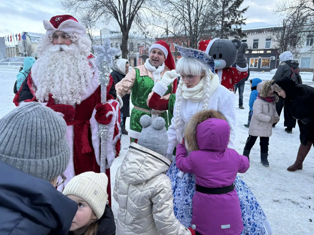 Новогодние представления у главной Елки на площади продолжаются! Новогодние представления у главной Елки на площади продолжаются!