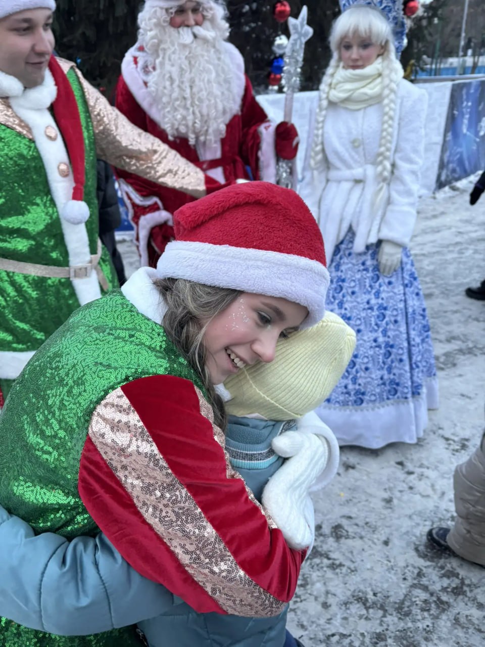 Новогодние представления у главной Елки на площади продолжаются! Новогодние представления у главной Елки на площади продолжаются!