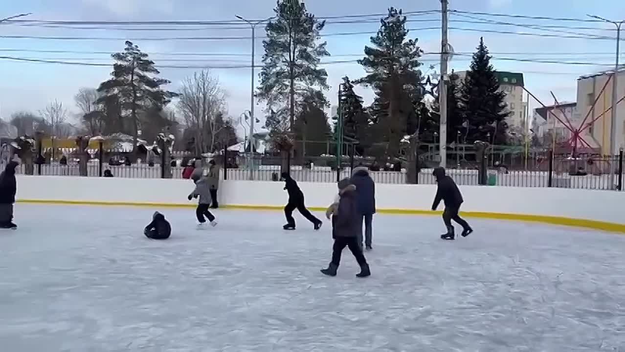 Новогодние представления у главной Елки на площади продолжаются!