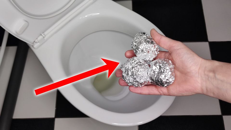 Как освежить унитаз с помощью самодельных шариков из фольги