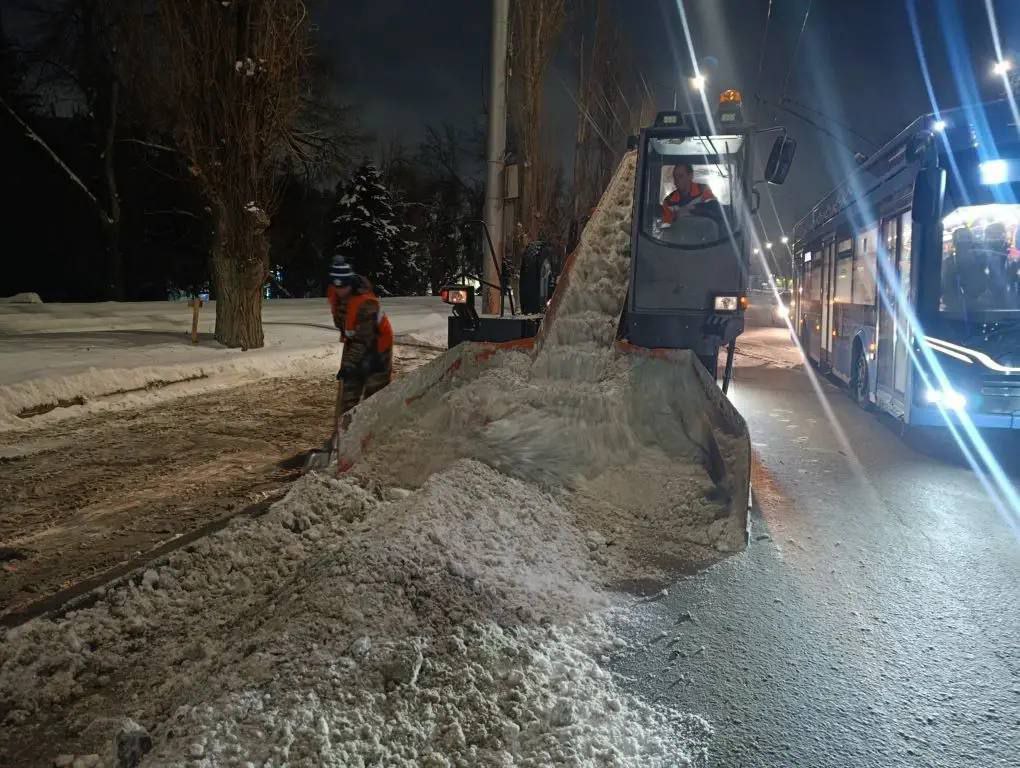 Снег и наледь в городах области убирают в режиме нон-стоп Снег и наледь в городах области убирают в режиме нон-стоп
