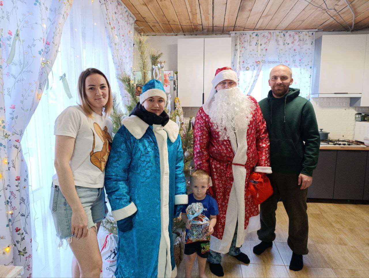 В Новоузенске #ПолицейскийДедМороз со Снегурочкой поздравили детей своих коллег с Новым годом В Новоузенске #ПолицейскийДедМороз со Снегурочкой поздравили детей своих коллег с Новым годом