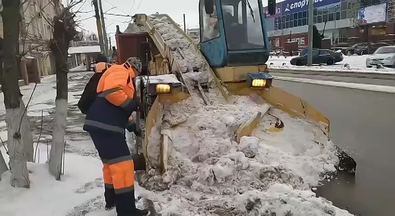 Сегодня в вывозе снега задействовано три звена